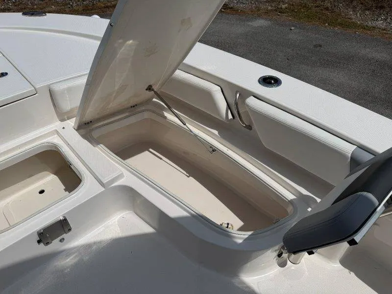 Slide: The Image of Robalo 246 Cayman 2023 - 52