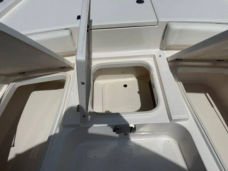 Slide: The Image of Robalo 246 Cayman 2023 - 64