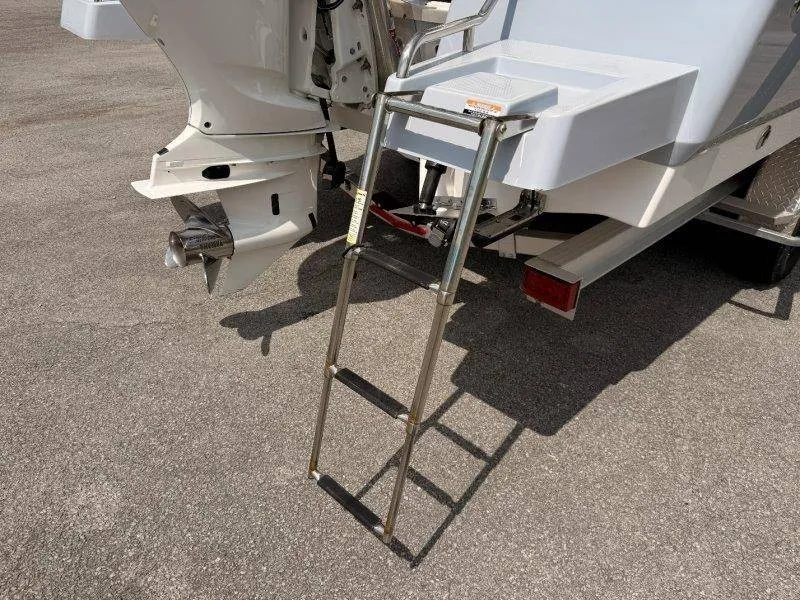 Slide: The Image of Robalo 246 Cayman 2023 - 77