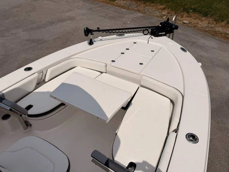 Slide: The Image of Robalo 246 Cayman 2023 - 57