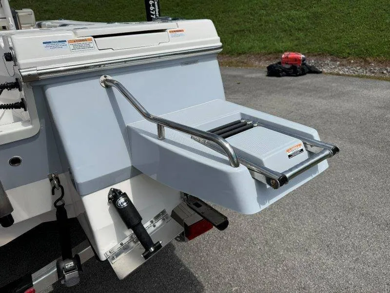 Slide: The Image of The 2023 Robalo 246 Cayman features a foldable swim ladder at the stern. - 28