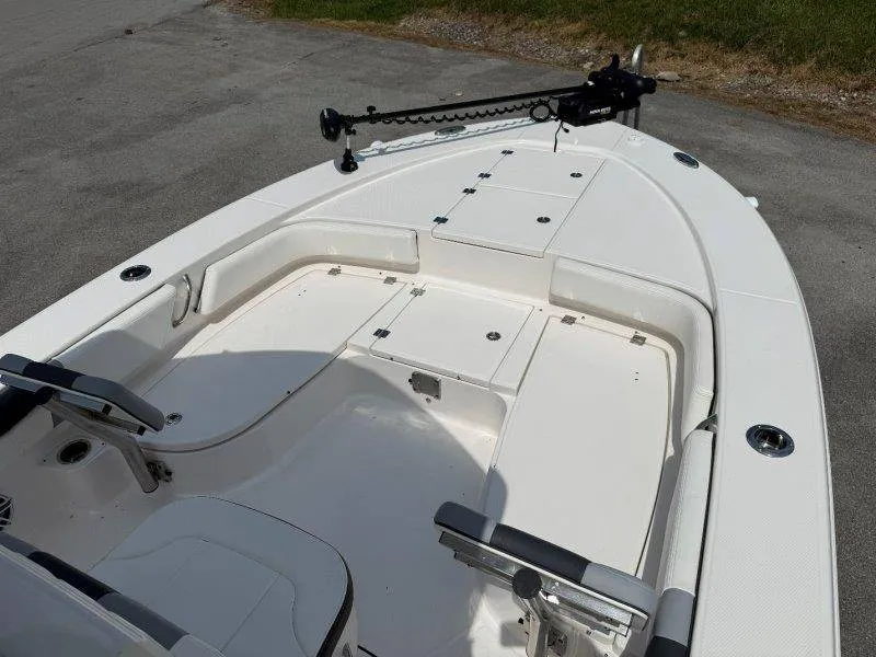 Slide: The Image of Robalo 246 Cayman 2023 - 66