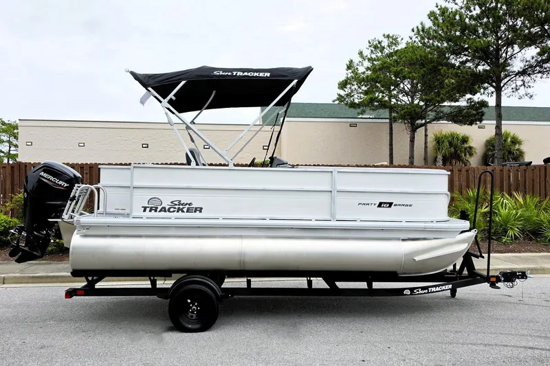 The Image of Sun Tracker Party Barge 18 DLX 2027 - undefined