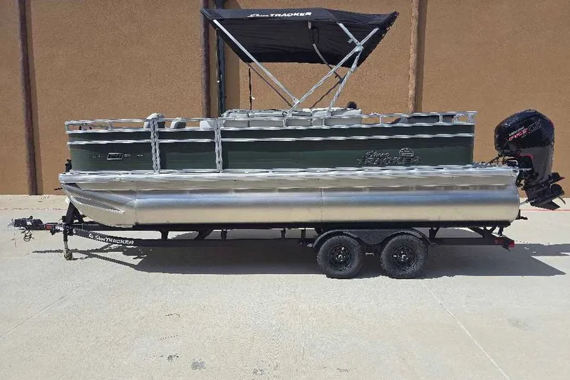 The Image of 2027 Sun Tracker Fishin' Barge 20 DLX pontoon boat on trailer, side view. - 0