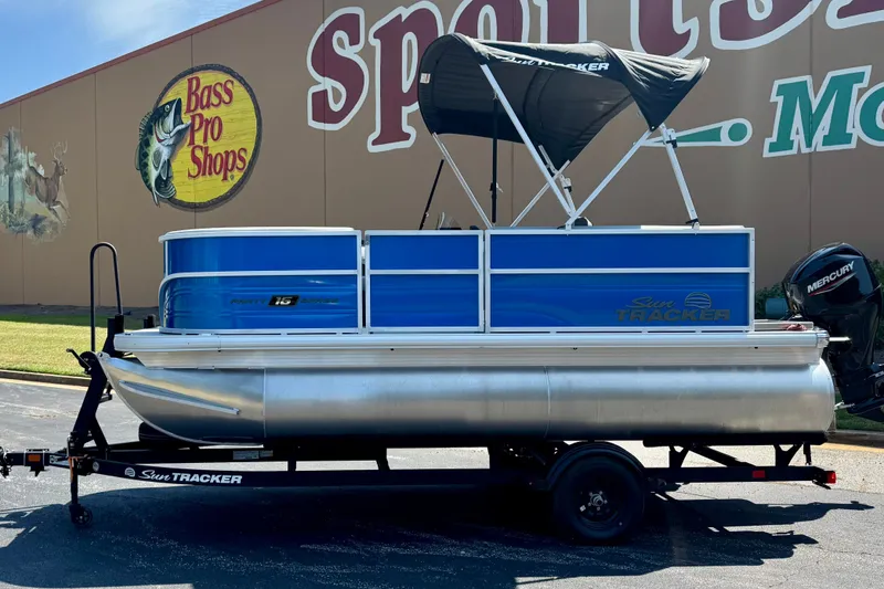 The Image of Sun Tracker Party Barge 16 DLX 2027 - undefined