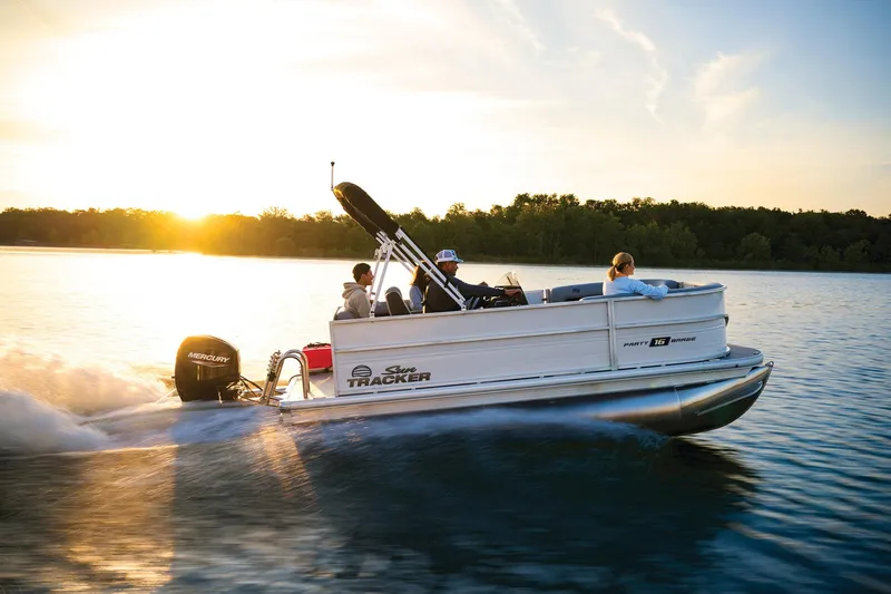 The Image of Sun Tracker Party Barge 16 DLX 2027 - 1