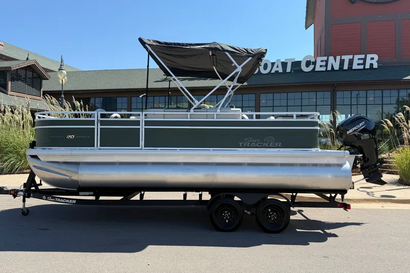 The Image of 2027 Sun Tracker Fishin' Barge 20 DLX pontoon boat at a boat center. - 0