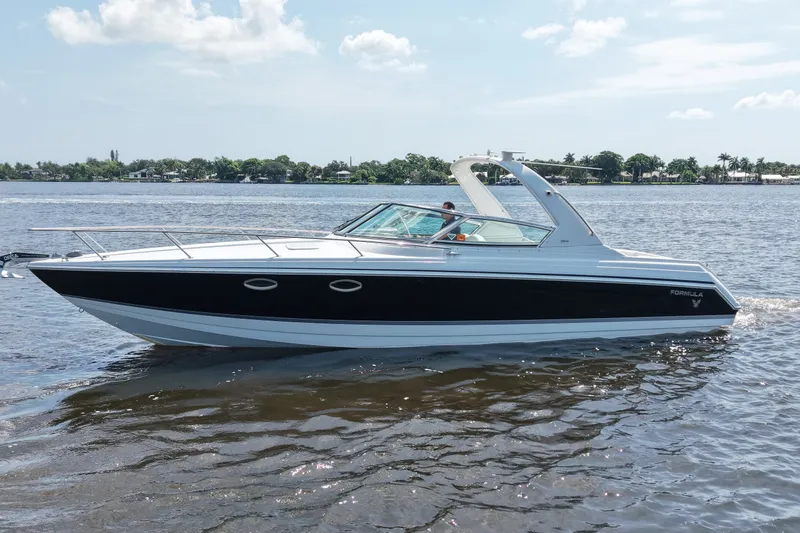 Slide: The Image of 2004 Formula 330 Sun Sport boat cruising on a sunny day. - 4
