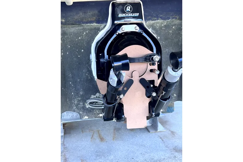 Slide: The Image of Outboard motor mount on 2006 Sea Ray 240 Sundeck boat. - 40