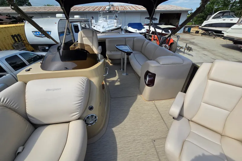 Slide: The Image of Interior of a 2013 Sanpan 2500 FE pontoon boat with beige seating and helm. - 20