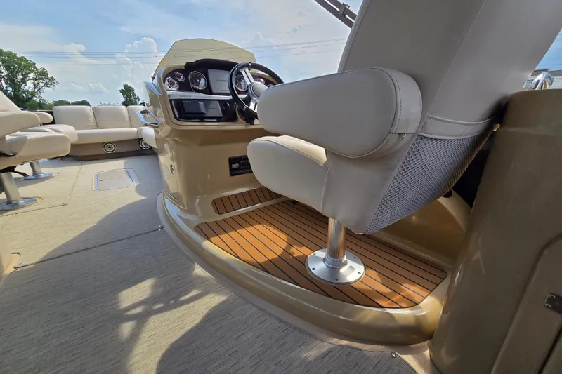 Slide: The Image of Interior of 2013 Sanpan 2500 FE pontoon boat with steering console and seating. - 28
