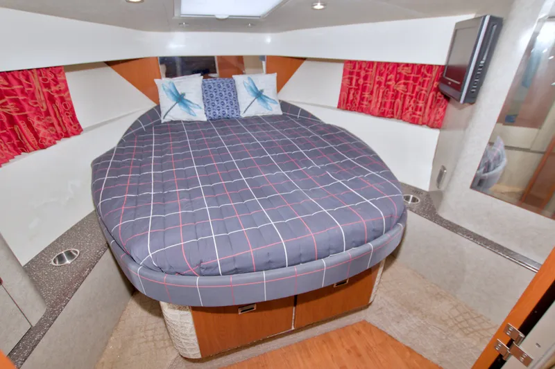 Slide: The Image of 2008 Formula 40 Performance Cruiser cabin with cozy bed and vibrant decor. - 37