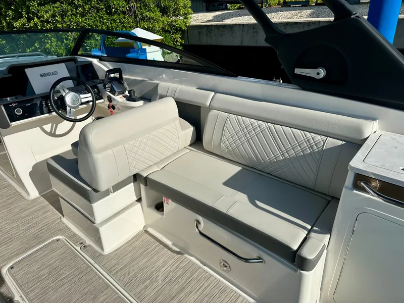 Slide: The Image of Sea Ray SDX 290 Outboard 2026 - 21