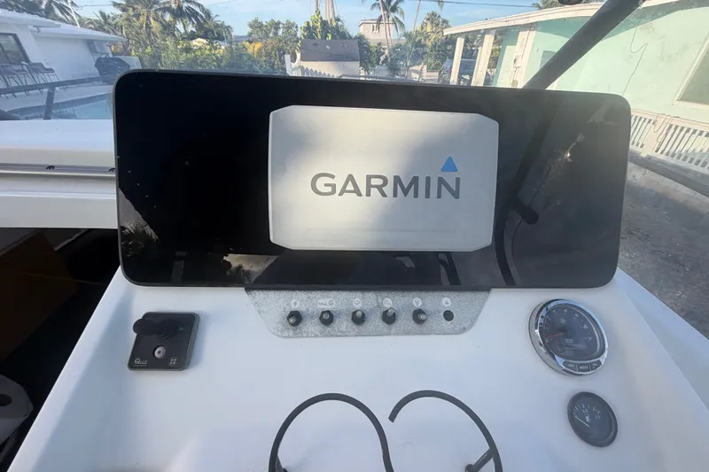 Slide: The Image of Garmin navigation system on 2019 Beneteau Flyer 7.7 SPACEdeck boat dashboard. - 27
