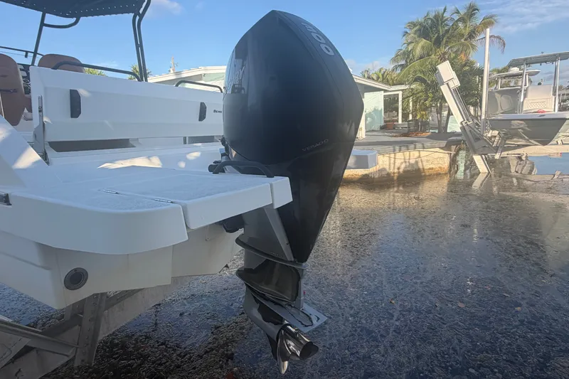 Slide: The Image of 2019 Beneteau Flyer 7.7 SPACEdeck with outboard motor, docked near palm trees. - 11