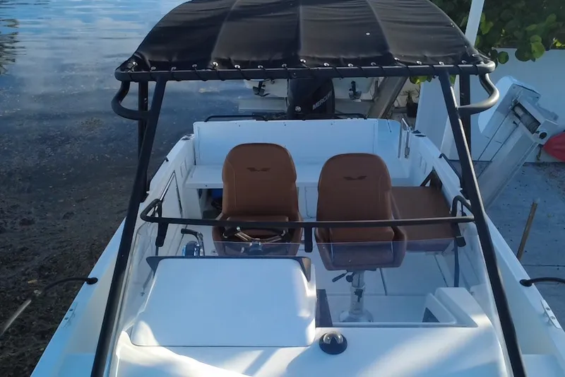 Slide: The Image of 2019 Beneteau Flyer 7.7 SPACEdeck boat with dual seats and canopy. - 5