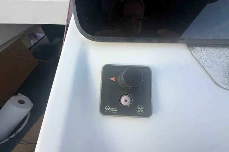 Slide: The Image of Control panel on a 2019 Beneteau Flyer 7.7 SPACEdeck boat. - 24