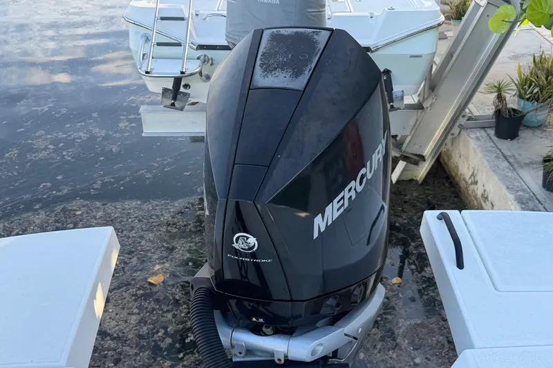 Slide: The Image of Mercury outboard motor on a 2019 Beneteau Flyer 7.7 SPACEdeck boat at dock. - 13