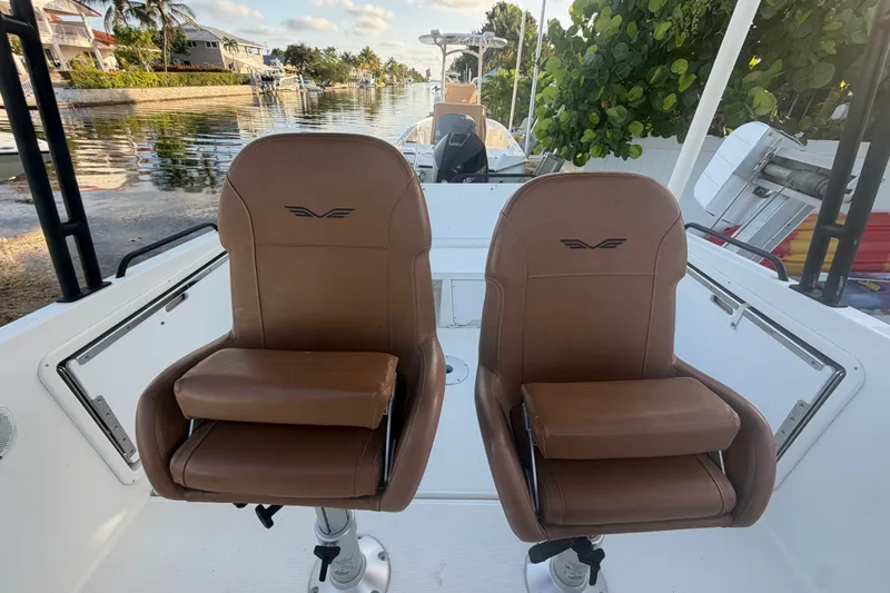 Slide: The Image of Two brown seats on a 2019 Beneteau Flyer 7.7 SPACEdeck boat. - 21