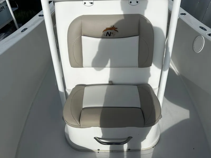 Slide: The Image of 2016 NauticStar 22 XS Offshore boat seat with beige and white upholstery. - 39