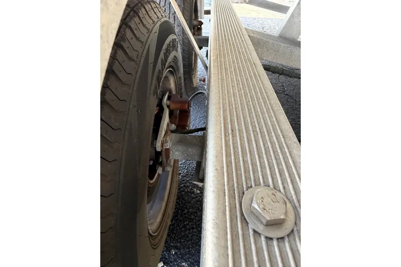 Slide: The Image of Trailer wheel and step detail for 2003 Sea Ray 240 Sundeck boat. - 19