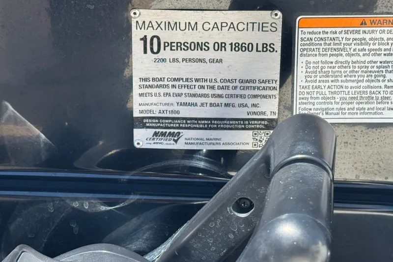 Slide: The Image of Capacity label on 2022 Yamaha Boats 212S, max 10 persons or 1860 lbs. - 31