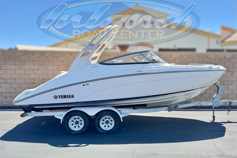 The Image of 2022 Yamaha Boats 212S on trailer at Inland Boat Center, side view. - 0