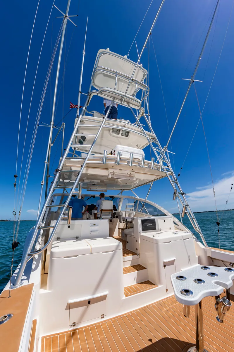 Slide: The Image of The image shows the deck of a 2004 Albemarle 410 Express Fisherman under a clear blue sky. - 14