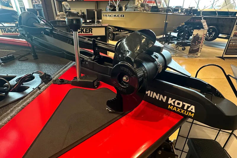 Slide: The Image of Minn Kota Maxxum trolling motor on 2027 Tracker Pro Team 195 boat. - 40