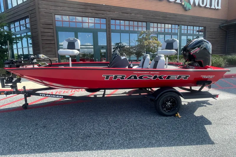 The Image of Tracker Pro Team 190 2027 - undefined