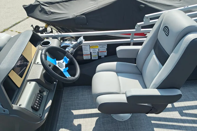 Slide: The Image of Captain's chair and helm of 2027 Sun Tracker SportFish 22 DLX pontoon boat. - 14