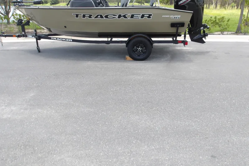 The Image of Tracker Pro Guide V-16 WT 2027 - 1