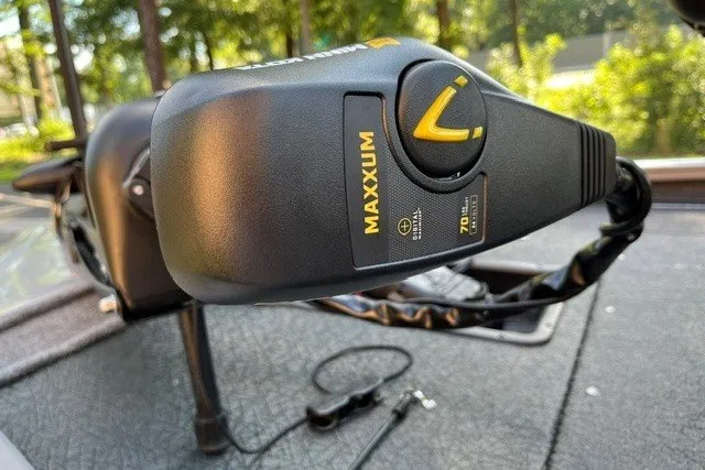 Slide: The Image of Trolling motor on 2027 Tracker Pro Team 195 boat, featuring Maxxum branding. - 13