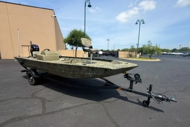 The Image of 2027 Tracker Grizzly 1754 SC boat on trailer in parking lot. - 0