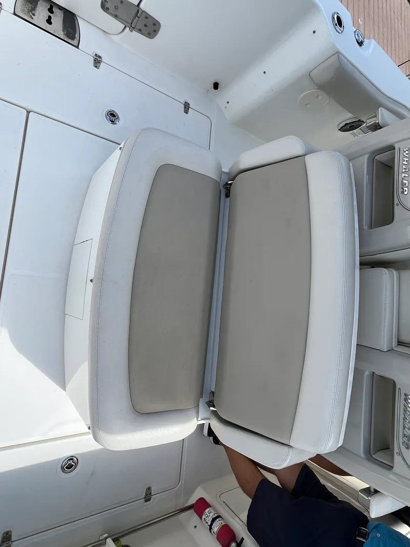 Slide: The Image of Boston Whaler 330 OUTRAGE 2019 - 20