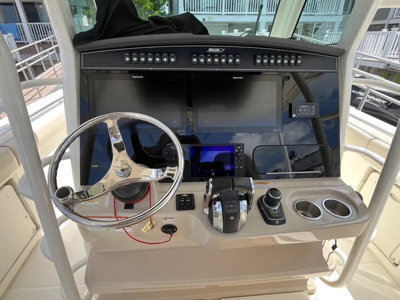 Slide: The Image of Boston Whaler 330 OUTRAGE 2019 - 15