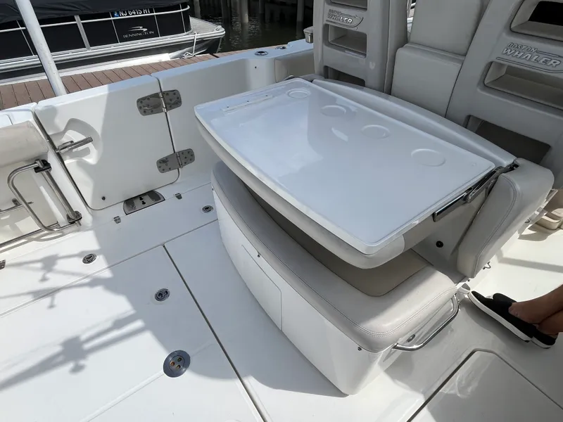 Slide: The Image of Boston Whaler 330 OUTRAGE 2019 - 21