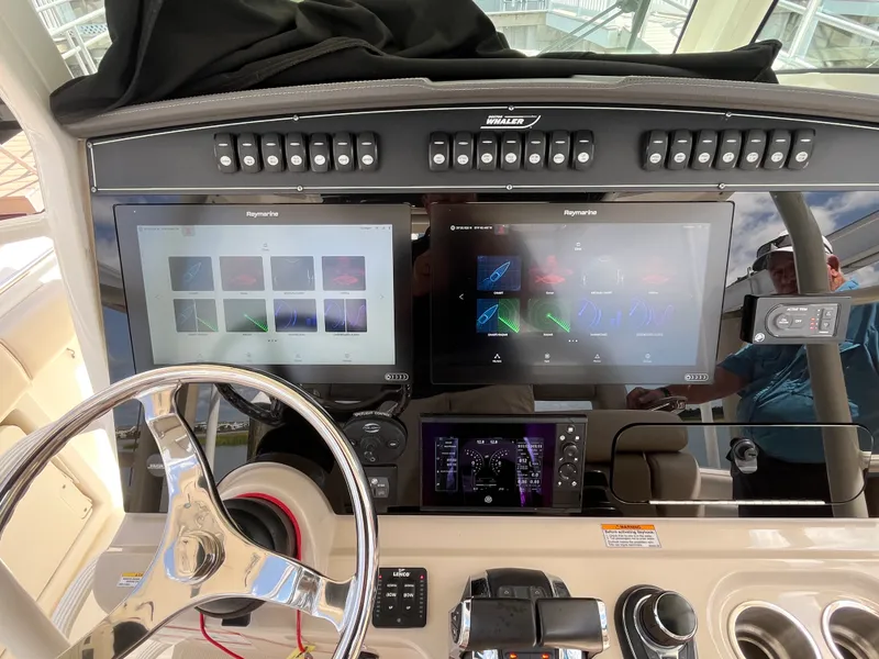 Slide: The Image of Boston Whaler 330 OUTRAGE 2019 - 18