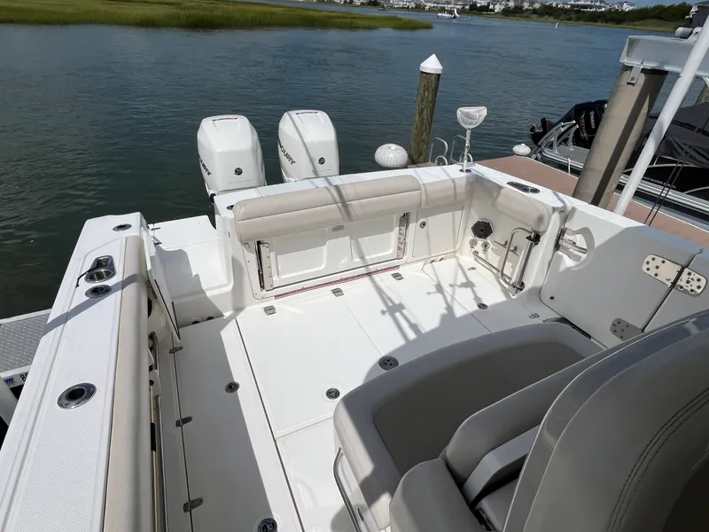 Slide: The Image of Boston Whaler 330 OUTRAGE 2019 - 14