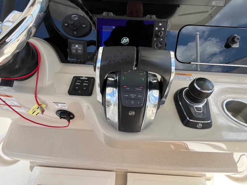 Slide: The Image of Boston Whaler 330 OUTRAGE 2019 - 16