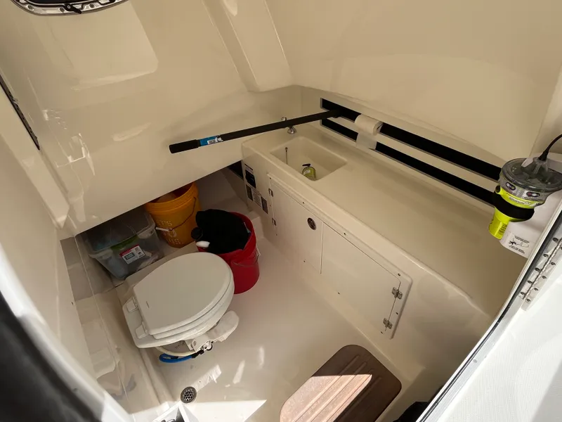 Slide: The Image of Boston Whaler 330 OUTRAGE 2019 - 13
