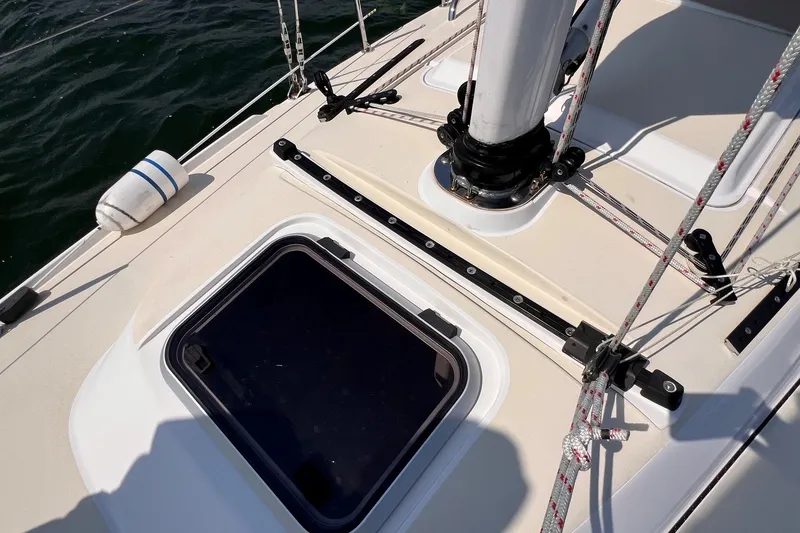Slide: The Image of 2023 J Boats J/9 sailboat deck with hatch and rigging details. - 9