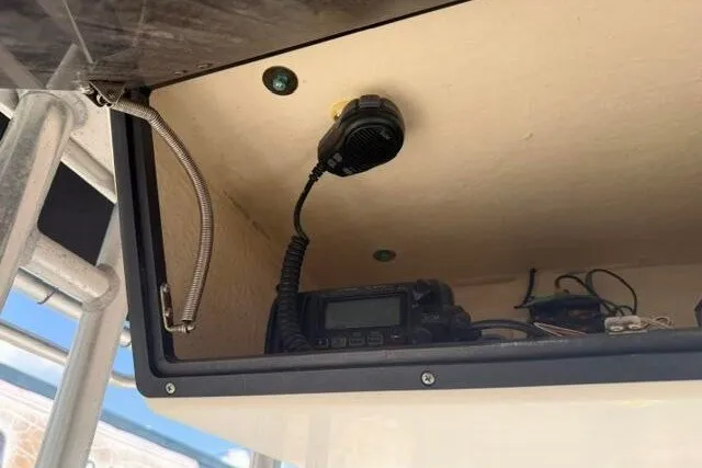 Slide: The Image of 2007 KenCraft 210 Sea King boat radio compartment with communication equipment. - 27