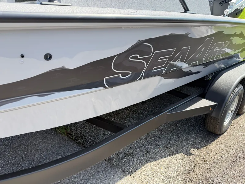 Slide: The Image of SeaArk ProCat 200 2027 - 31