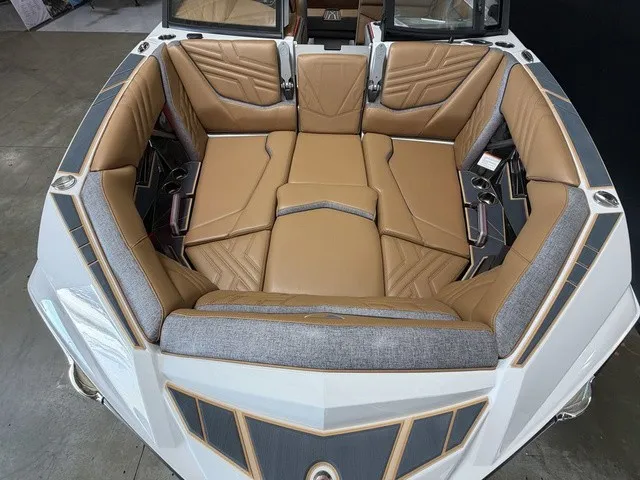 Slide: The Image of Tigé Ultré 23ZX 2026 - 18