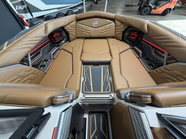 Slide: The Image of Tigé Ultré 23ZX 2026 - 17