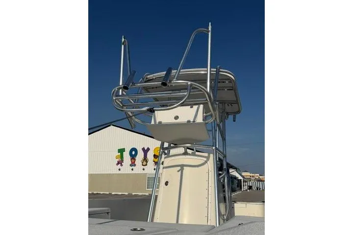 Slide: The Image of 2009 Twin Vee 22 BayCat boat with elevated tower against clear sky. - 9