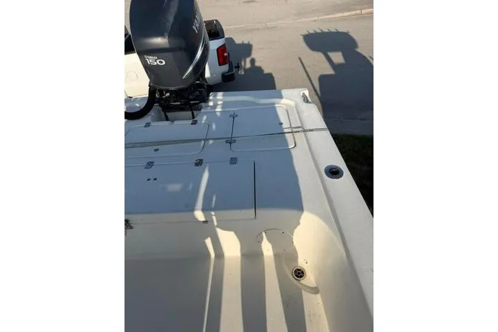 Slide: The Image of 2009 Twin Vee 22 BayCat boat deck with Yamaha 150 engine in sunlight. - 22
