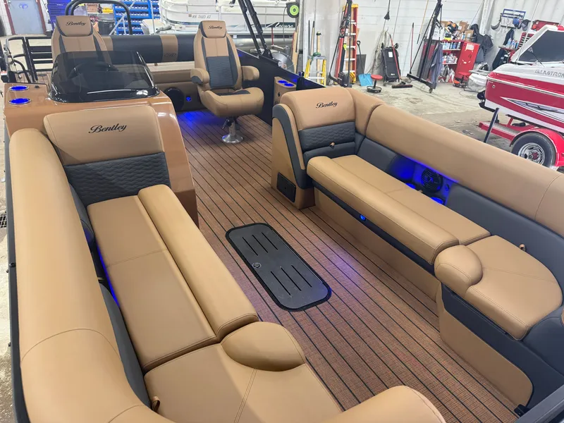 Slide: The Image of Bentley Pontoons Elite 300HP 253 Swingback Tritoon 2027 - 40