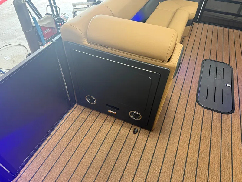 Slide: The Image of Bentley Pontoons Elite 300HP 253 Swingback Tritoon 2027 - 32